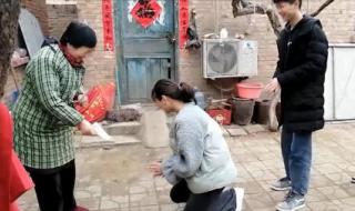 孙子磕头把盆磕瘪了